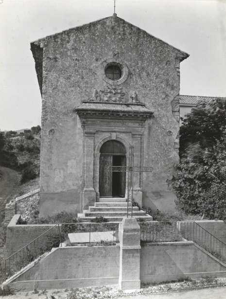 "Avant" Église des Pénitents blancs face au Pèbre d'Ai
